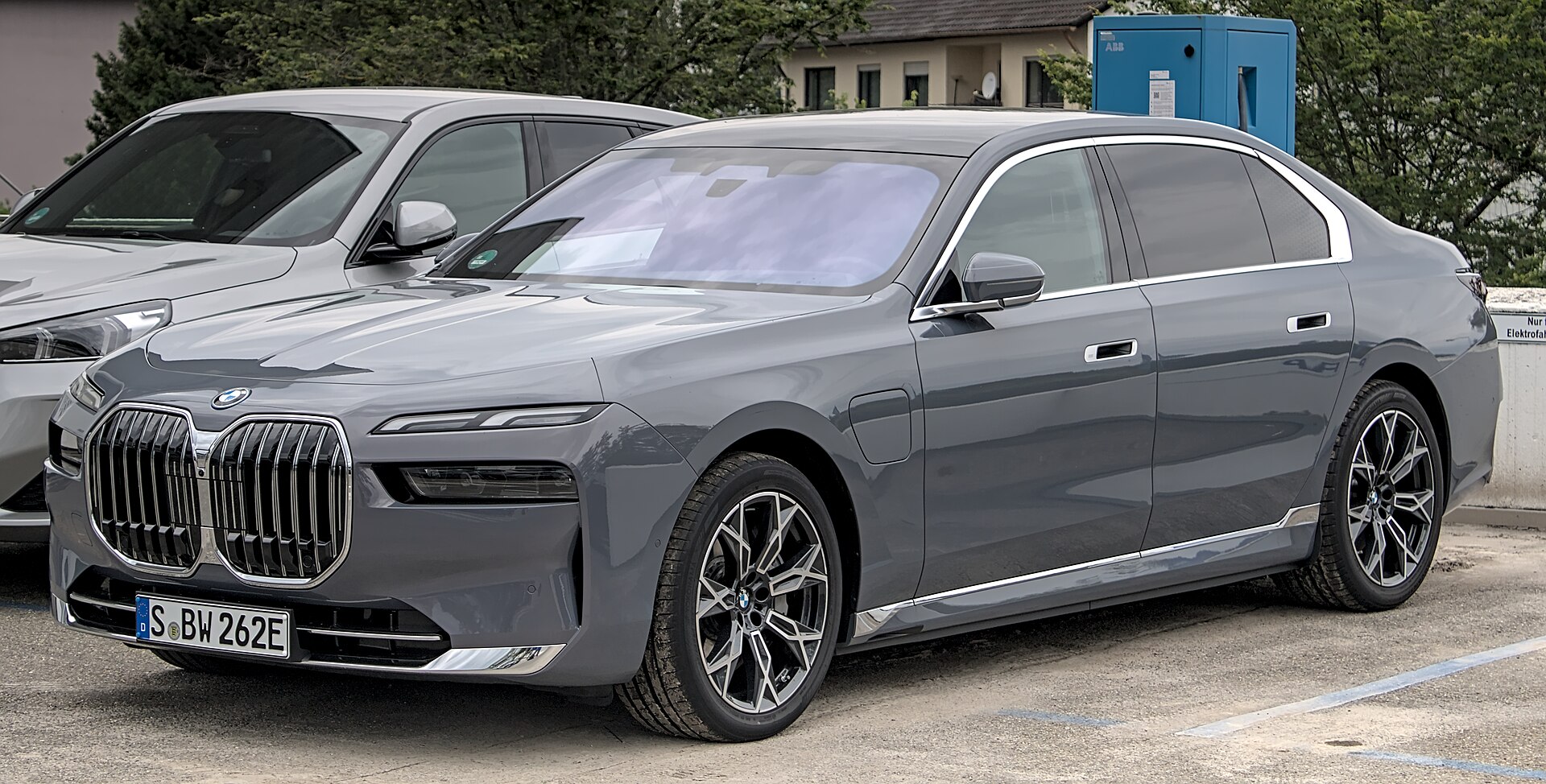 BMW Serie 7 gris, vista de frente