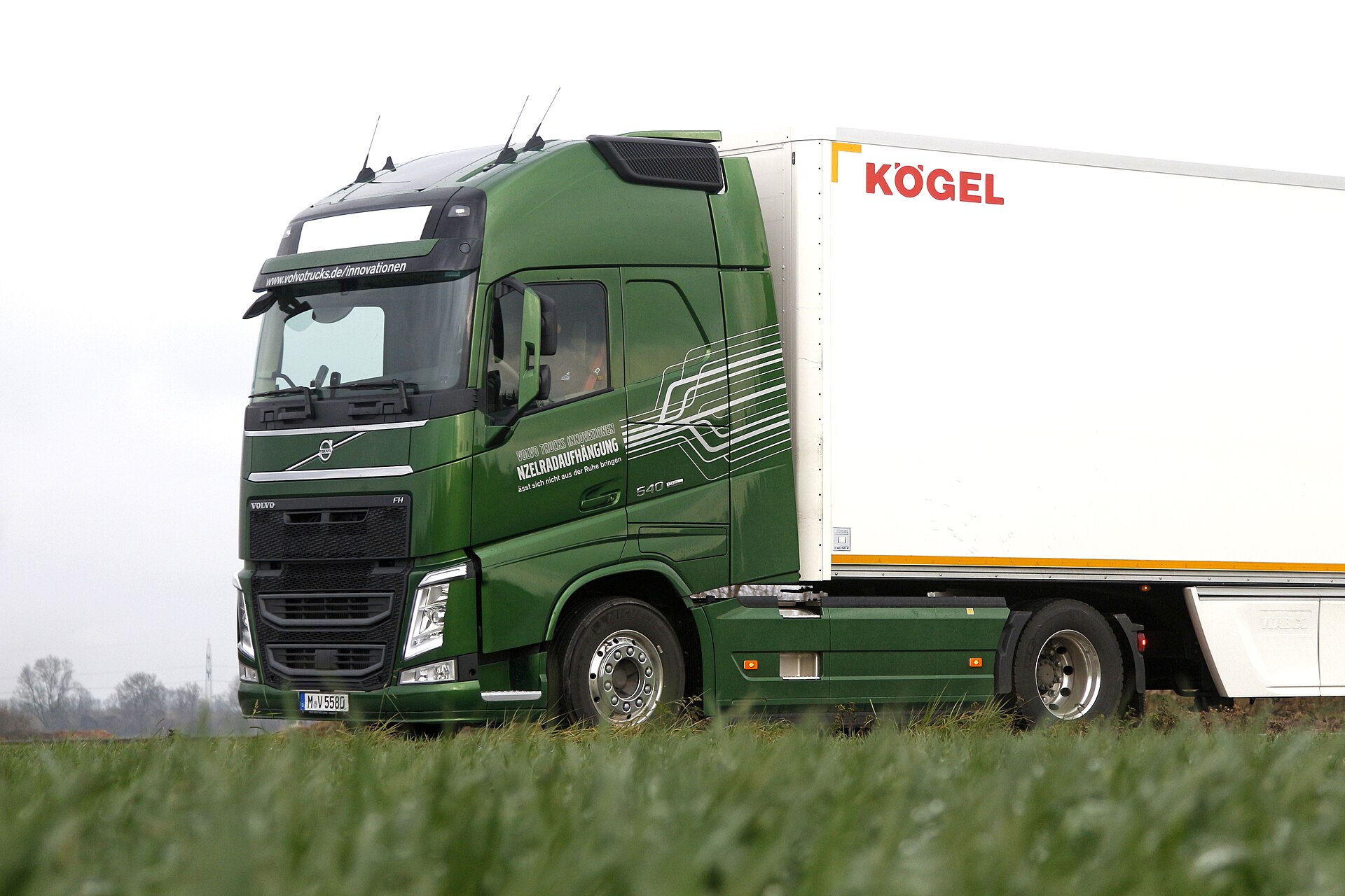 Camión Volvo FH en la ruta