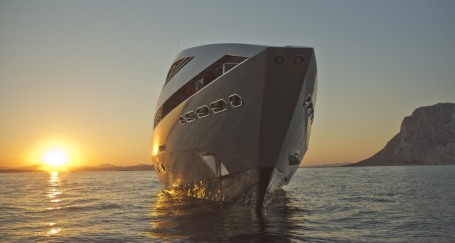 Yate a motor navegando al atardecer